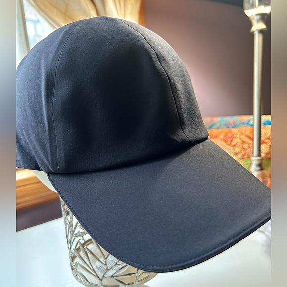 EUC Women’s Lululemon Black Baseball Hat with Curved Brim adjustable closure - Picture 1 of 6